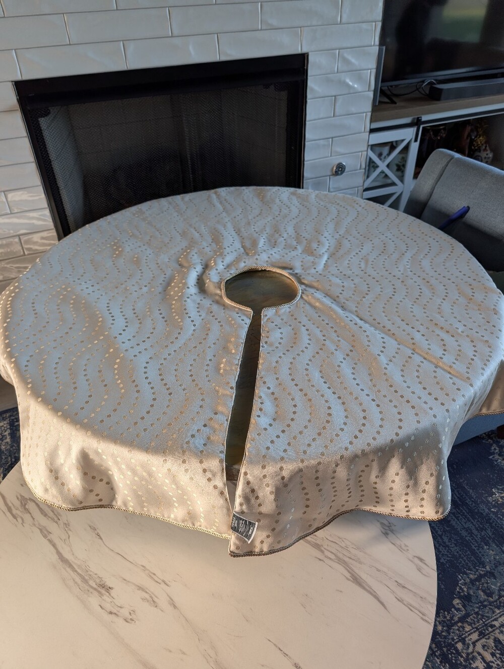 Rodeo Home Cream Satin Silky Tree Skirt Gold Dot Swirl Rope Piping Size 57" Dia